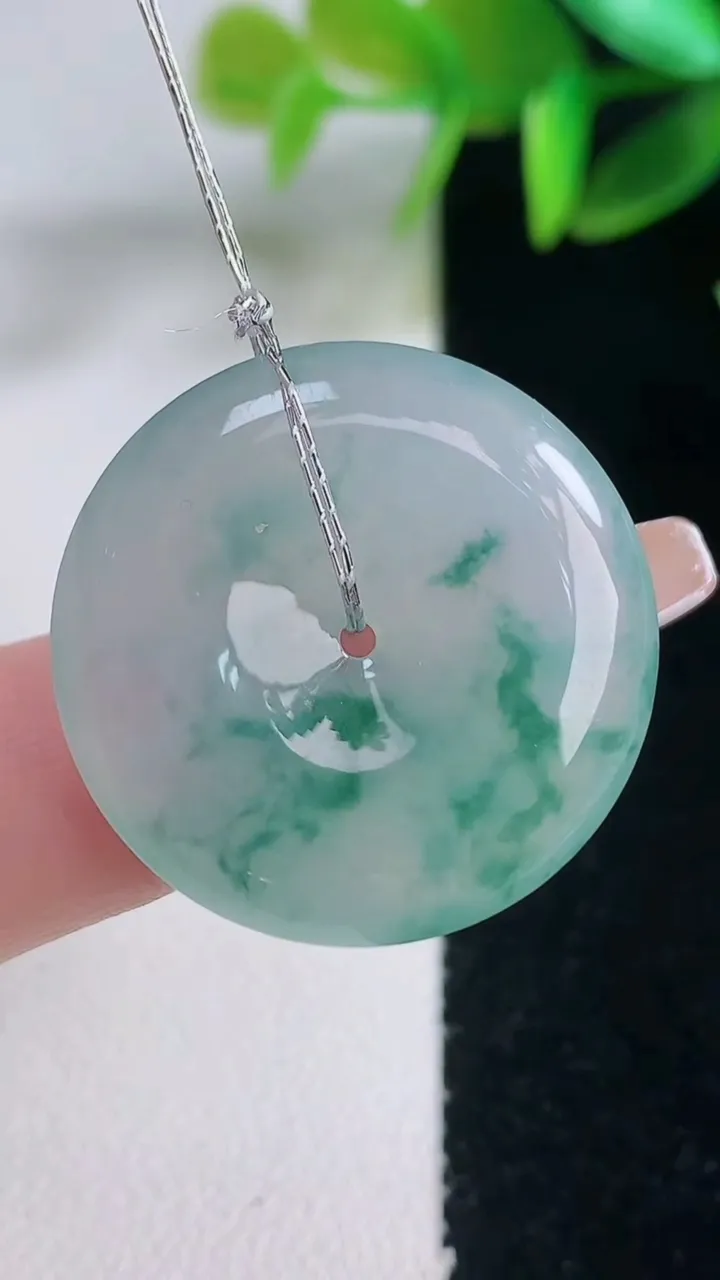 天然A货翡翠冰种飘花平安扣吊坠，尺寸26-5.4，重量:7.48g
1月5日