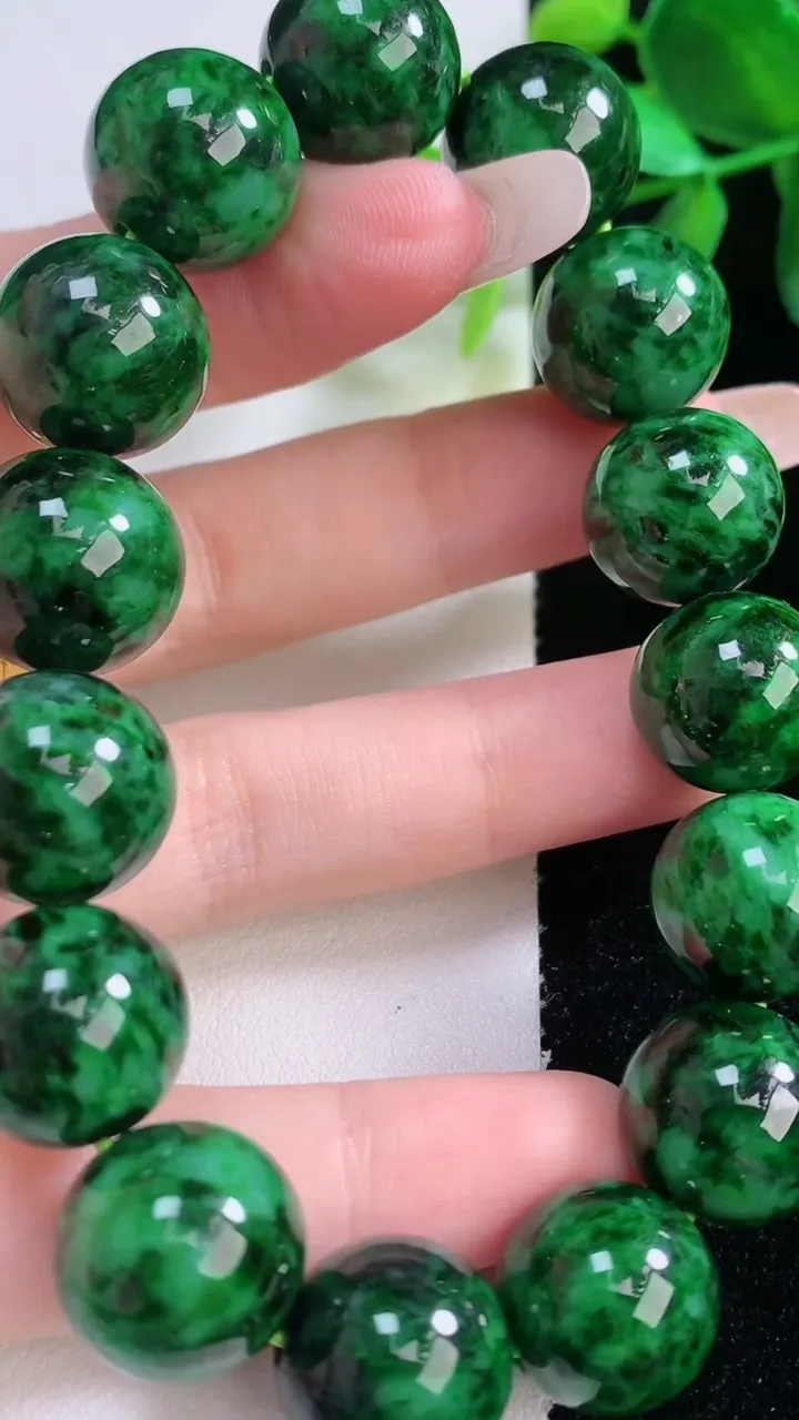 天然A货翡翠圆珠手串，尺寸14-15颗，重量:74.16g1月5日
工厂直销收藏佳品,种好水足，色泽均匀，有种有色，上手高大气！