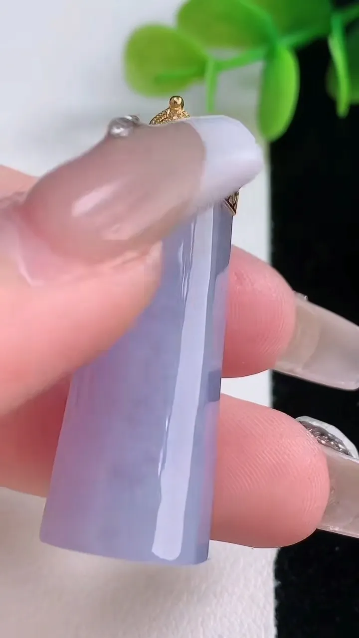 天然A货翡翠18K金紫罗兰平安柱吊坠，尺寸33.7-13.3-11.2，重量:13.35g
1月5日