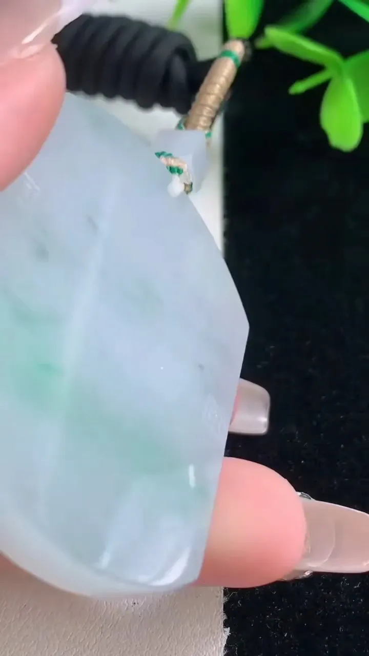 天然A货翡翠仿古无事牌吊坠，尺寸53.7-41.8-5.8，重量:42.24g
1月5日