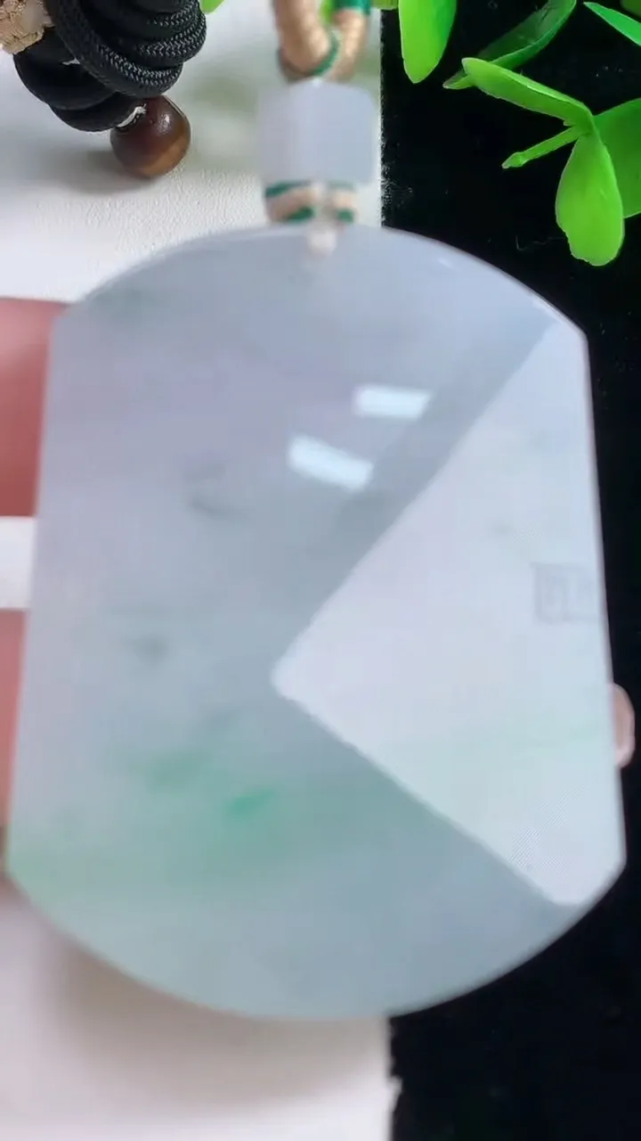 天然A货翡翠仿古无事牌吊坠，尺寸53.7-41.8-5.8，重量:42.24g
1月5日