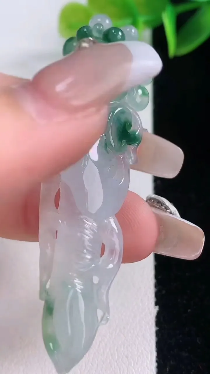天然A货翡翠冰种飘花人参如意吊坠，尺寸61.8-15.3-8.3，重量:10.76g
1月5日