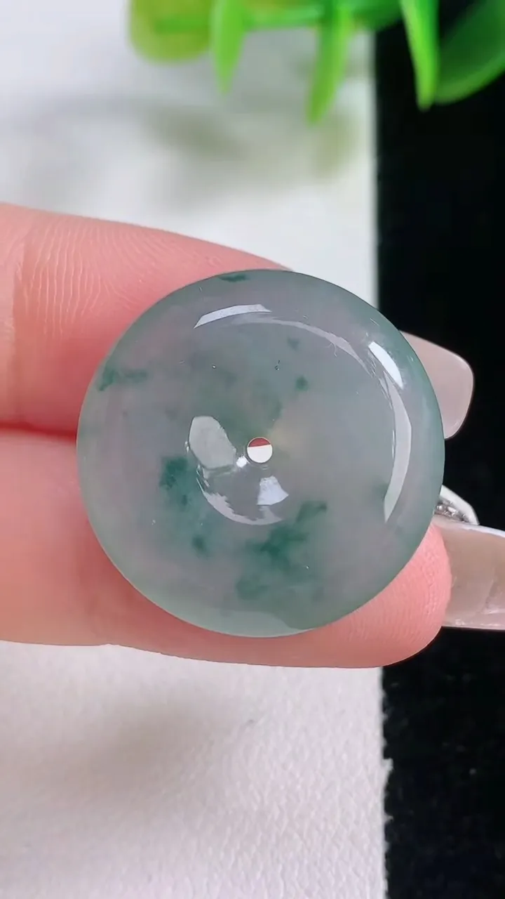 天然A货翡翠冰种飘花平安扣吊坠，尺寸23.4-6.2，重量:8.72g
1月5日