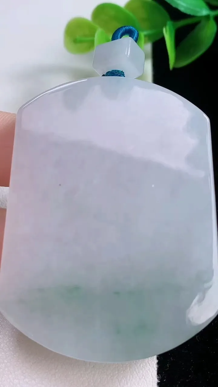 天然A货翡翠冰种飘花无事牌吊坠，尺寸55.7-42-6.3，重量:45.67g
1月5日