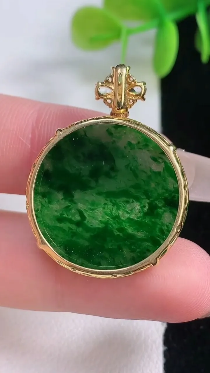 天然A货翡翠无事牌吊坠，尺寸24-3.4，重量:3.38g
1月5日