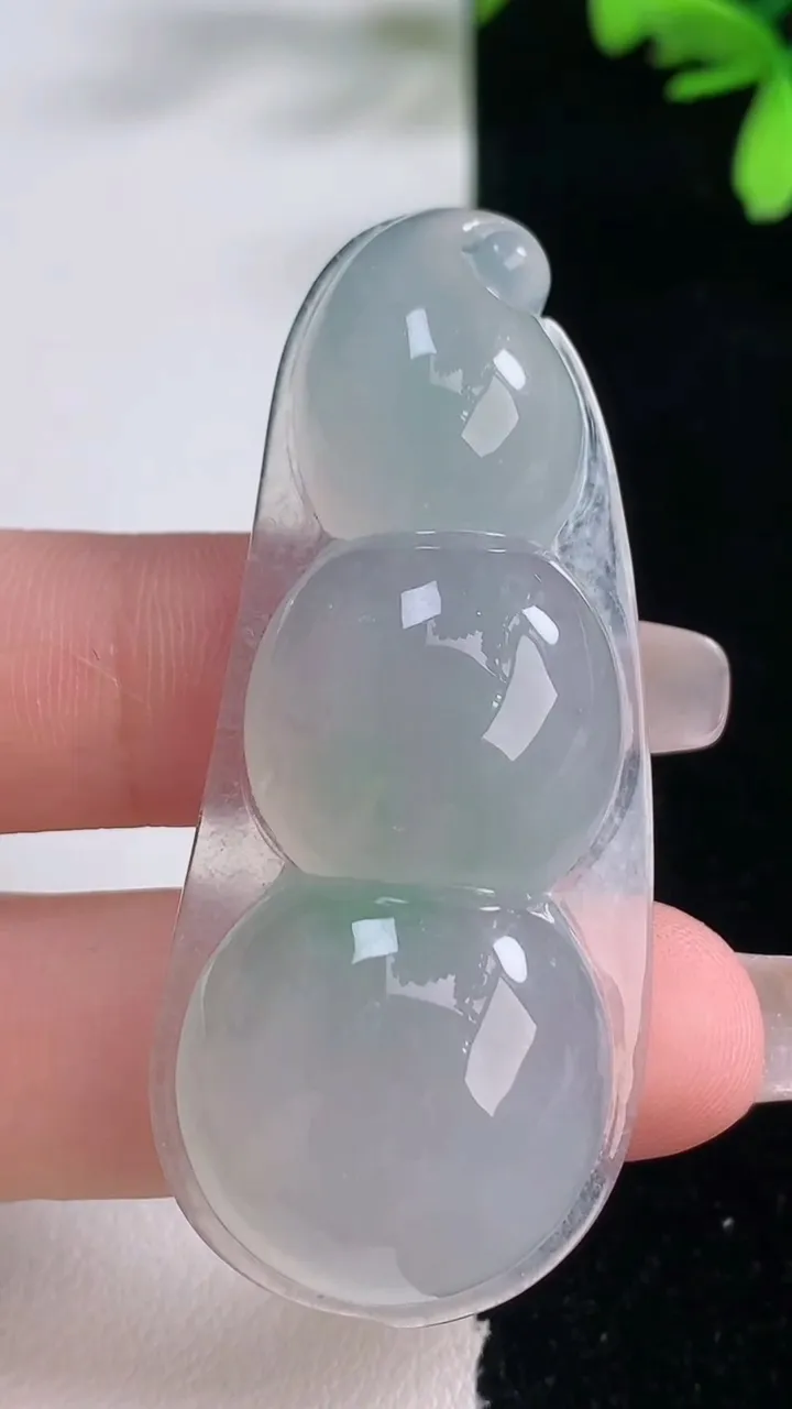 天然A货翡翠福豆吊坠，尺寸55.2-24-10，重量:21.04g
1月5日