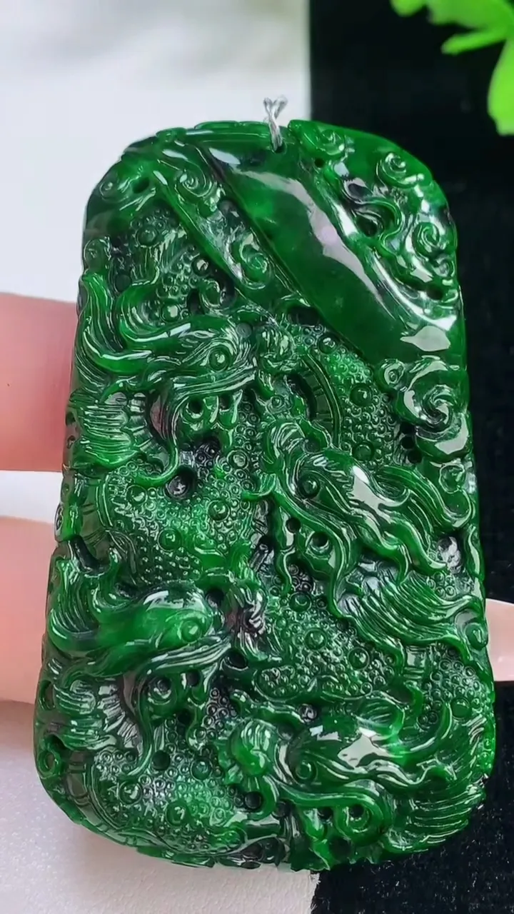 天然A货翡翠九龙至尊 龙牌吊坠，尺寸62-37.4-7.7，重量:44.19g
1月5日