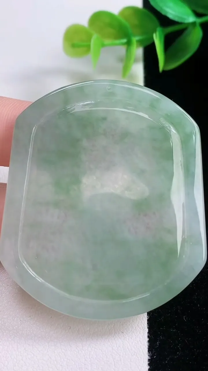 天然A货翡翠生肖鼠吊坠，尺寸53-46-5.5，重量:21.83g
1月5日