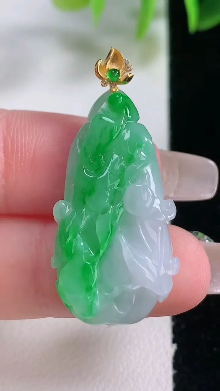 天然A货翡翠白菜吊坠，尺寸30.8-16.5-8，重量:6.84g
1月5日