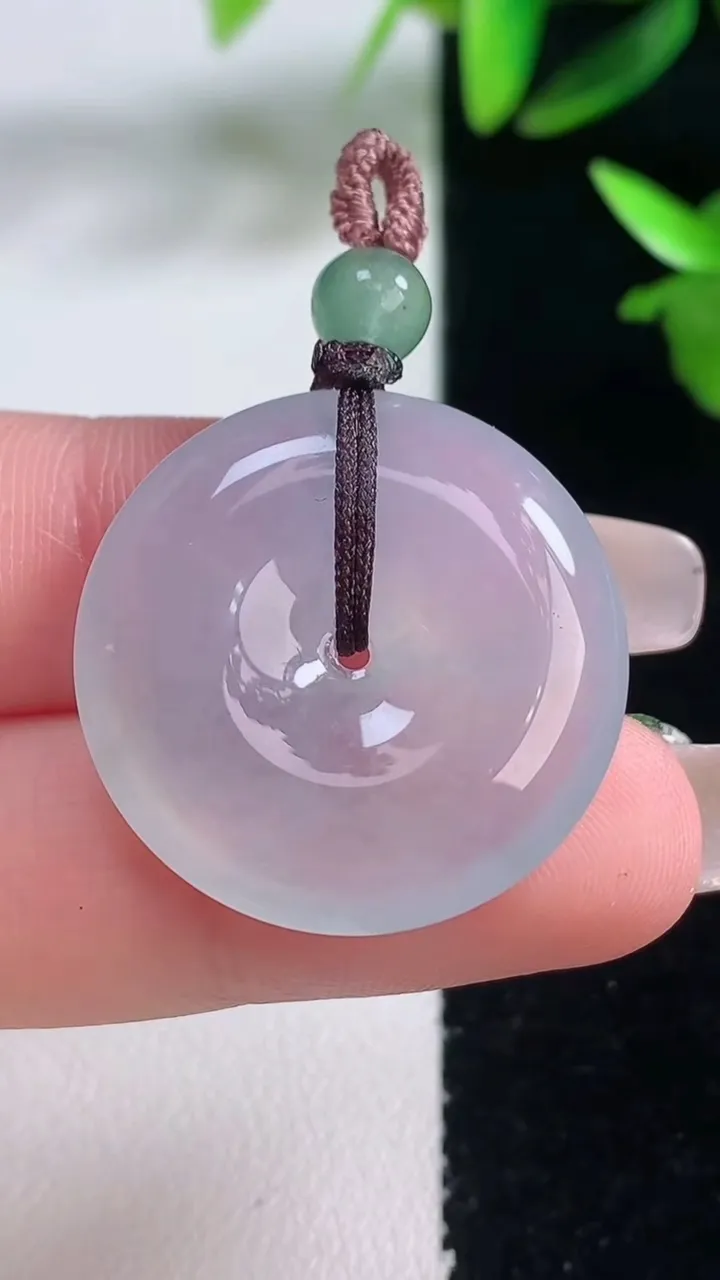 天然A货翡翠平安扣吊坠，尺寸26-5，重量:7.47g
1月5日