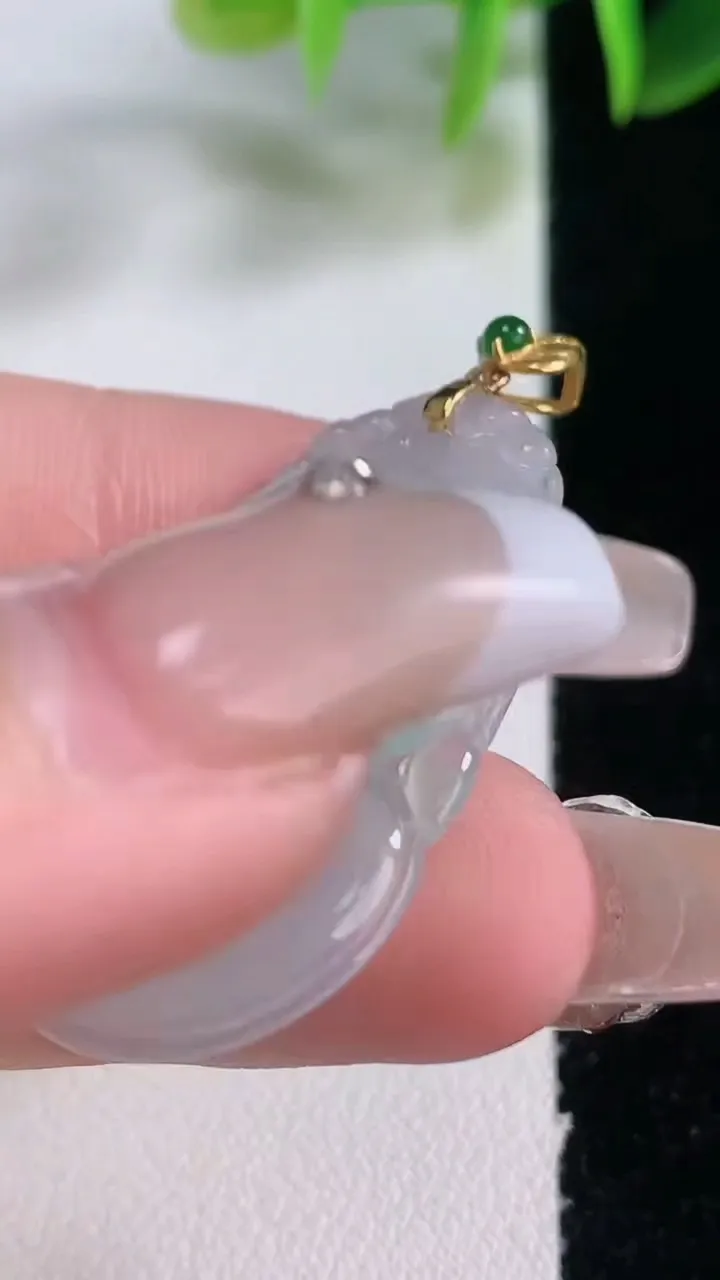 天然A货翡翠如意吊坠，尺寸33.6-20.8-3.7，重量:4.83g
1月5日