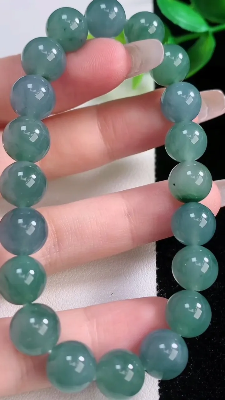 天然A货翡翠飘花圆珠手串，尺寸9.6-20颗，重量:31.85g1月5日
工厂直销收藏佳品,种好水足，色泽均匀，有种有色，上手高大气！