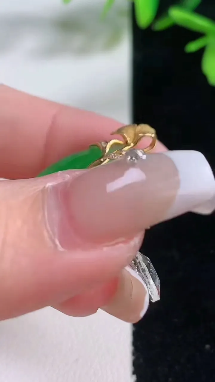 天然A货翡翠平安扣吊坠，尺寸23.2-4.8，重量:5.93g
1月5日