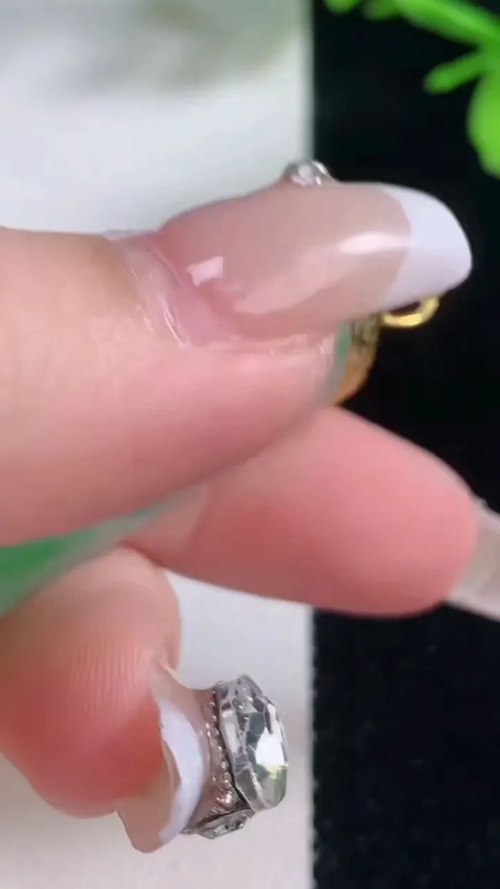 天然A货翡翠无事牌吊坠，尺寸39.7-21.2-3.8，重量:10.23g
1月5日