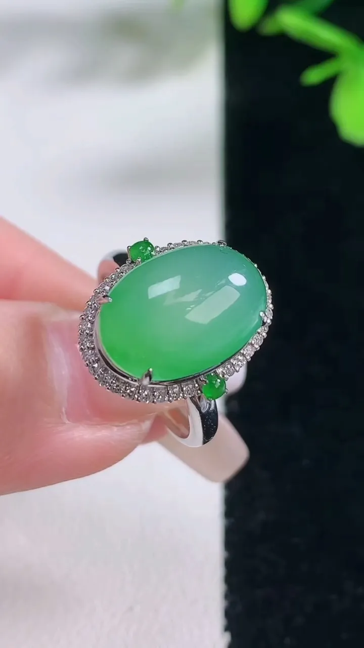 天然A货翡翠蛋面戒指，尺寸17-14-9.4-11.3，重量:4.50g2026年1月5日
工厂直销收藏佳品,种好水足，色泽均匀，有种有色，上手高大气！