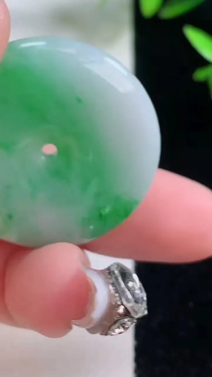 天然A货翡翠平安扣吊坠，尺寸31.8-5.6，重量:12.47g
1月5日