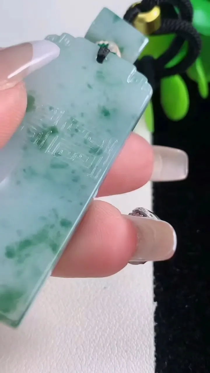 天然A货翡翠种飘花金枝玉叶 叶子吊坠，尺寸38.3-21.7-5，重量:8.44g
1月5日