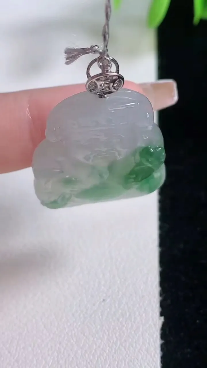 天然A货翡翠种飘花财神爷吊坠，尺寸31-23.8-5.2，重量:8.29g
1月5日