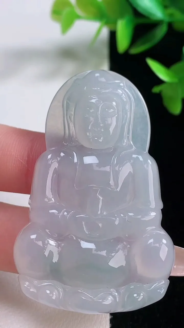 天然A货翡翠冰种飘花观音菩萨吊坠，尺寸55.8-36.3-5.5，重量:18.99g
1月5日