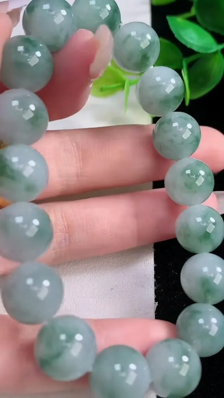 天然A货翡翠飘花圆珠手串，尺寸11.5-17颗，重量:45.22g1月5日
工厂直销收藏佳品,种好水