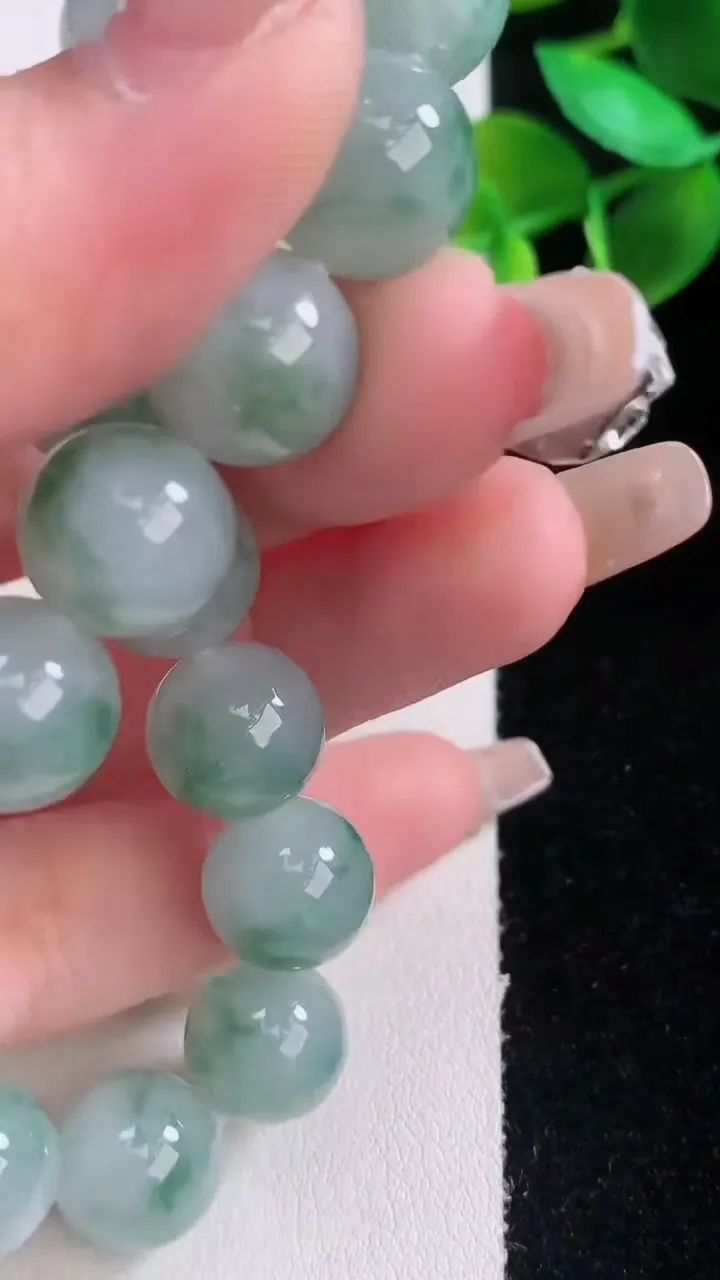 天然A货翡翠飘花圆珠手串，尺寸11.5-17颗，重量:45.22g1月5日
工厂直销收藏佳品,种好水足，色泽均匀，有种有色，上手高大气！