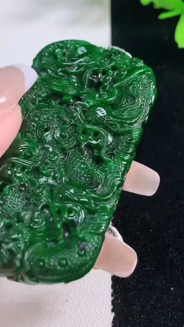 天然A货翡翠九龙至尊 龙牌吊坠，尺寸62-37.4-7.7，重量:44.19g
1月5日