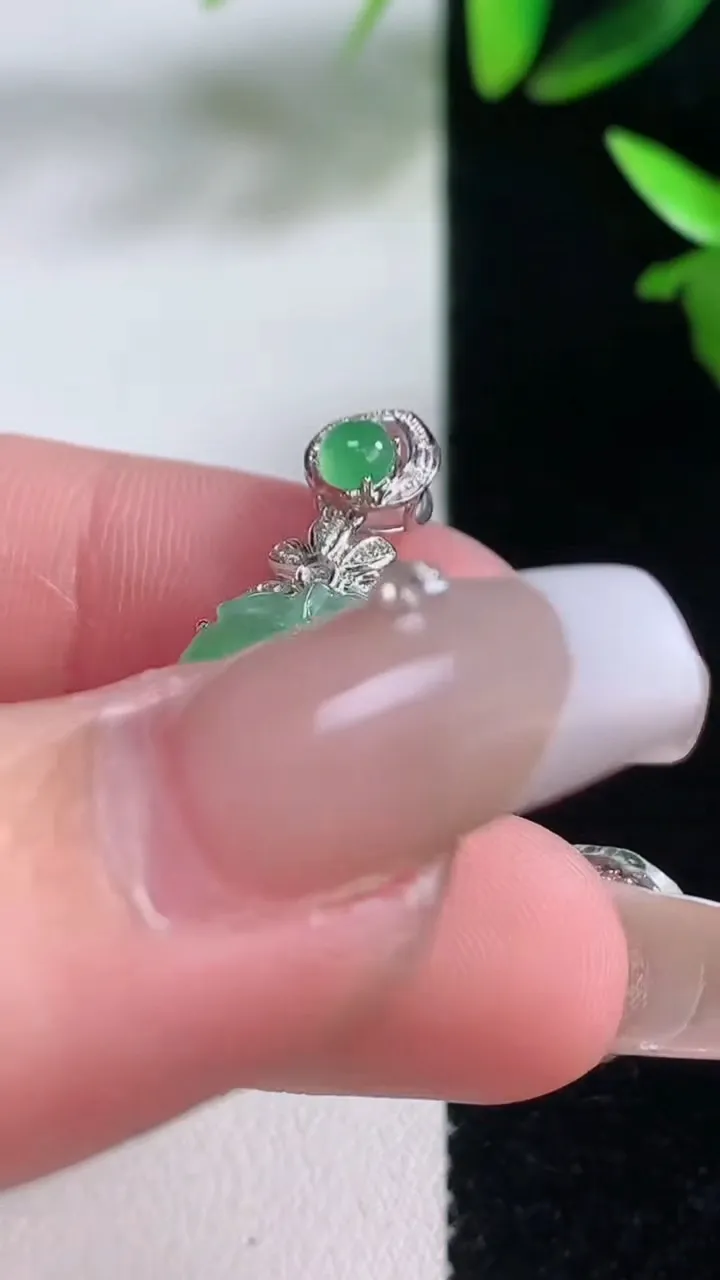 天然A货翡翠福瓜吊坠，尺寸32.2-13.3-7.3，裸石19.7-11.6重量:3.04g
1月5日