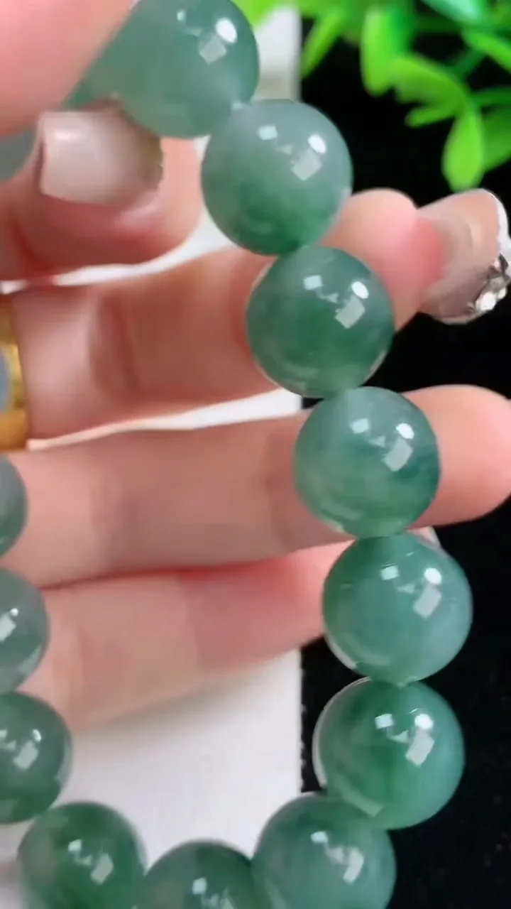 天然A货翡翠种飘花圆珠手串，尺寸12.6-16颗，重量:53.84g1月5日
工厂直销收藏佳品,种好水足，色泽均匀，有种有色，上手高大气！