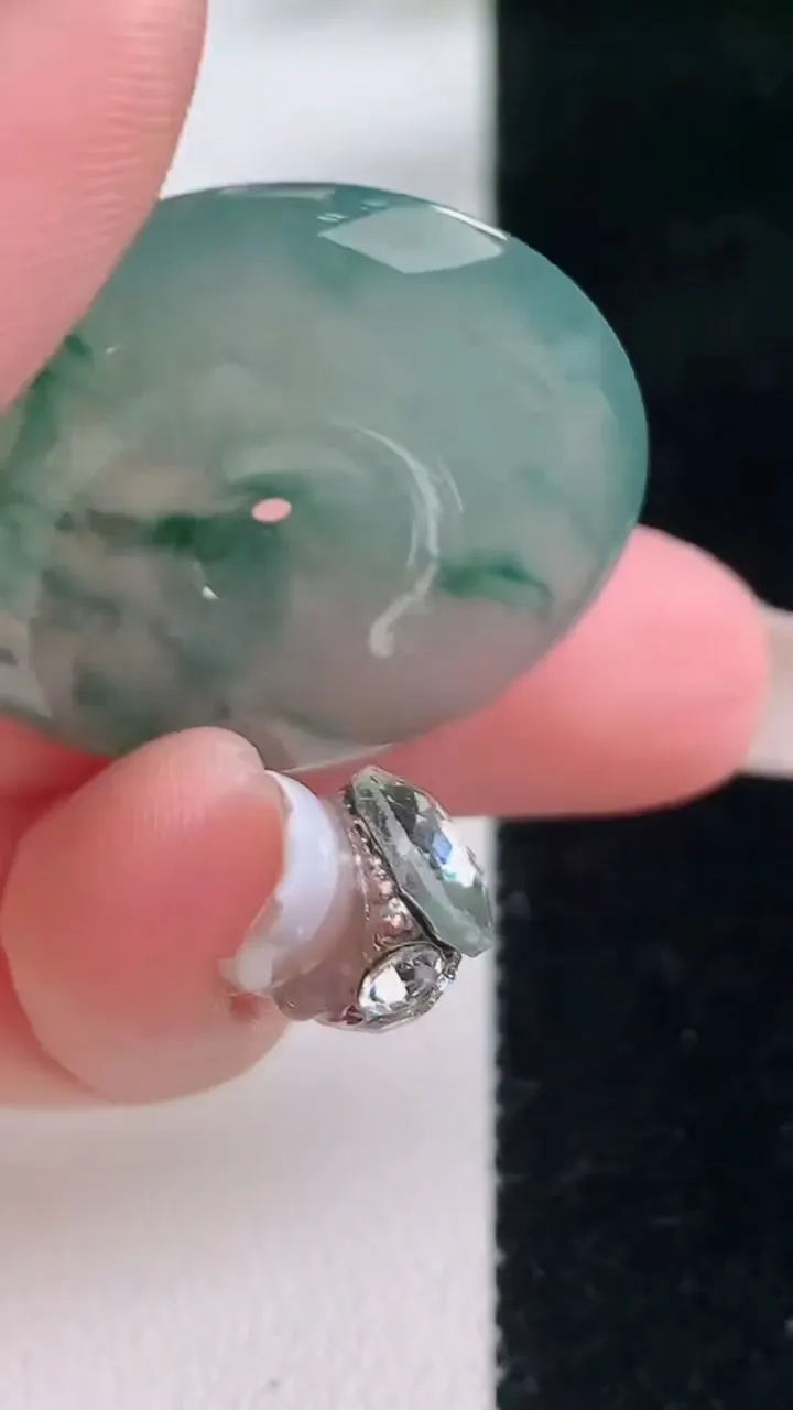 天然A货翡翠种飘花平安扣吊坠，尺寸30.4-5.9，重量:10.80g
1月5日