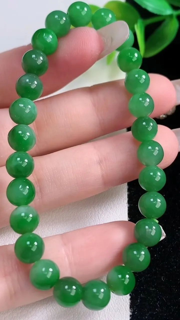 天然A货翡翠圆珠手串，尺寸6.8-26颗，重量:15.01g1月5日
工厂直销收藏佳品,种好水足，色泽均匀，有种有色，上手高大气！