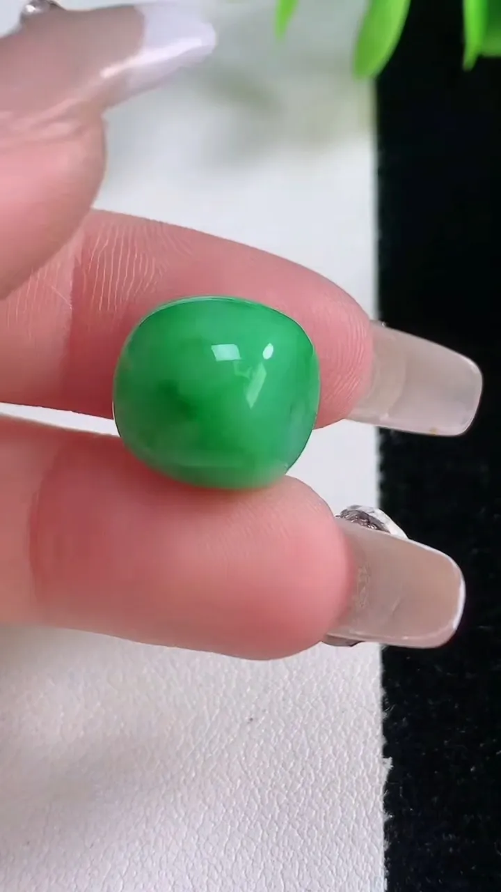 天然A货翡翠路路通吊坠，尺寸12-13.3，重量:4.81g
1月5日