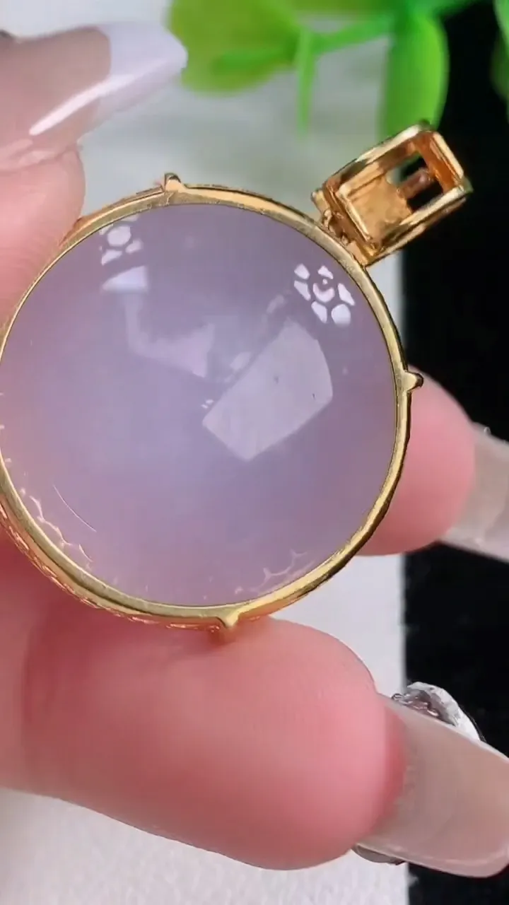 天然A货翡翠18K金紫罗兰蛋面吊坠，尺寸25-11.6，重量:11.39g
1月5日