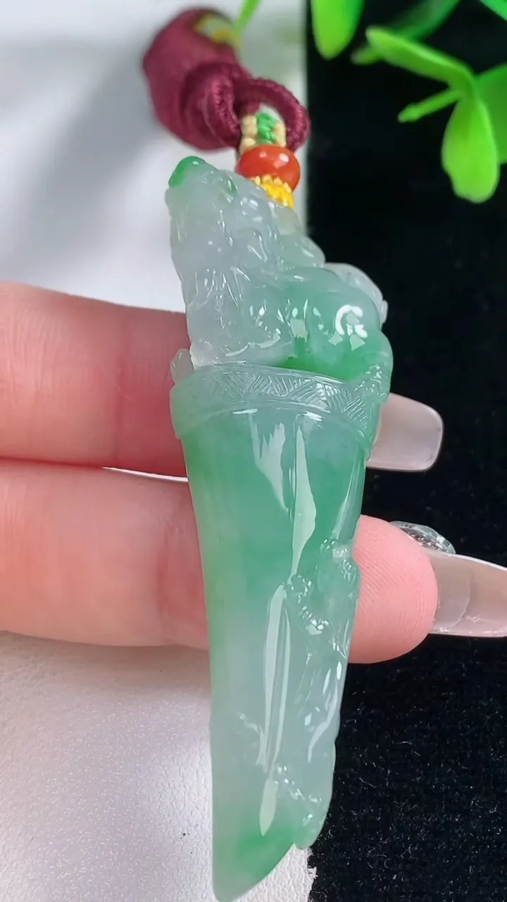 天然A货翡翠龙牙吊坠，尺寸60.5-19.7-10.6，重量:22.77g
1月5日