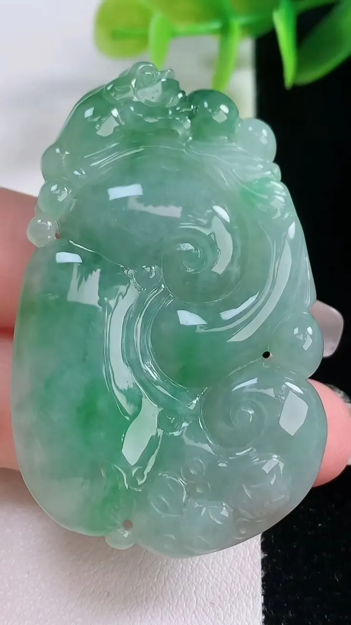 天然A货翡翠如意吊坠，尺寸55-34-7.8，重量:29.75g
1月5日