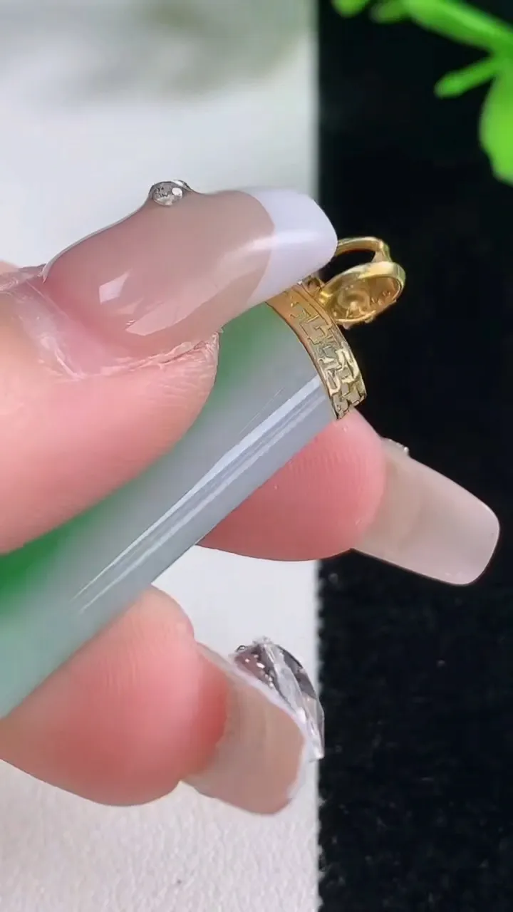 天然A货翡翠无事牌吊坠，尺寸39.7-21.2-3.8，重量:10.23g
1月5日