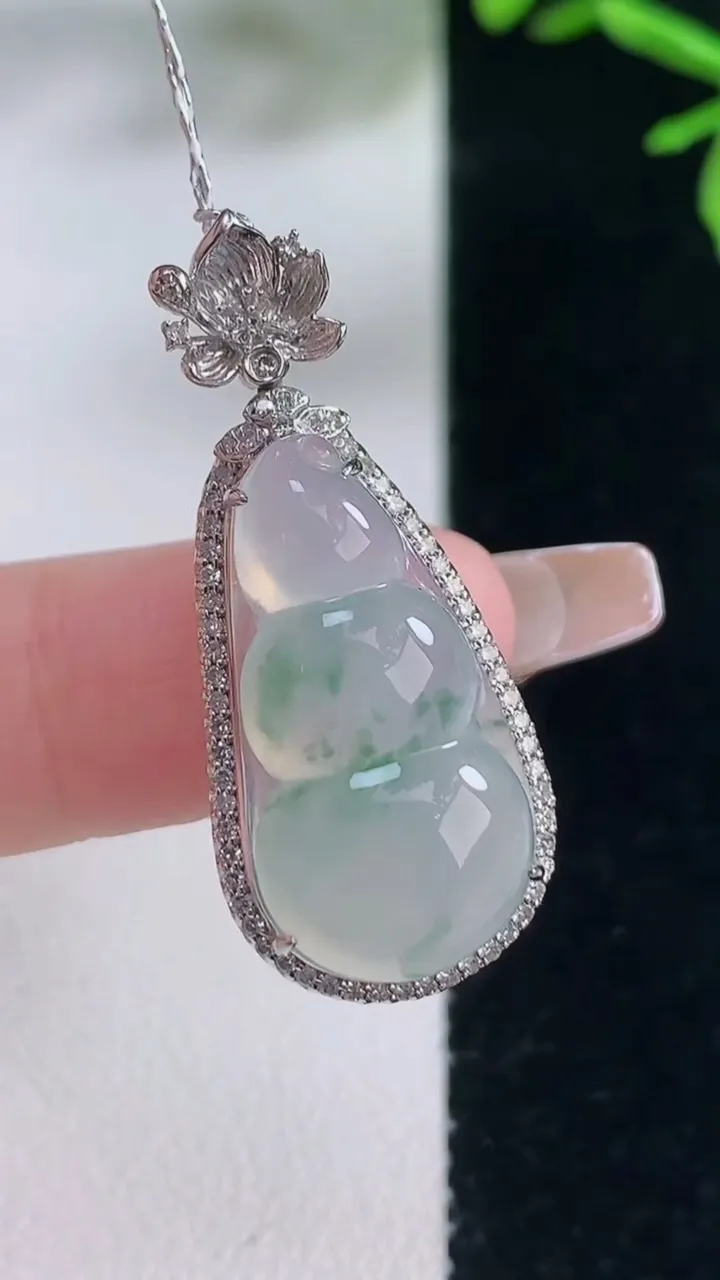 天然A货翡翠种飘花福豆吊坠，尺寸34.8-15-10，裸石23.3-12.3重量:4.70g
1月5日