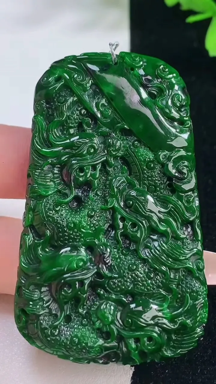 天然A货翡翠九龙至尊 龙牌吊坠，尺寸62-37.4-7.7，重量:44.19g
1月5日