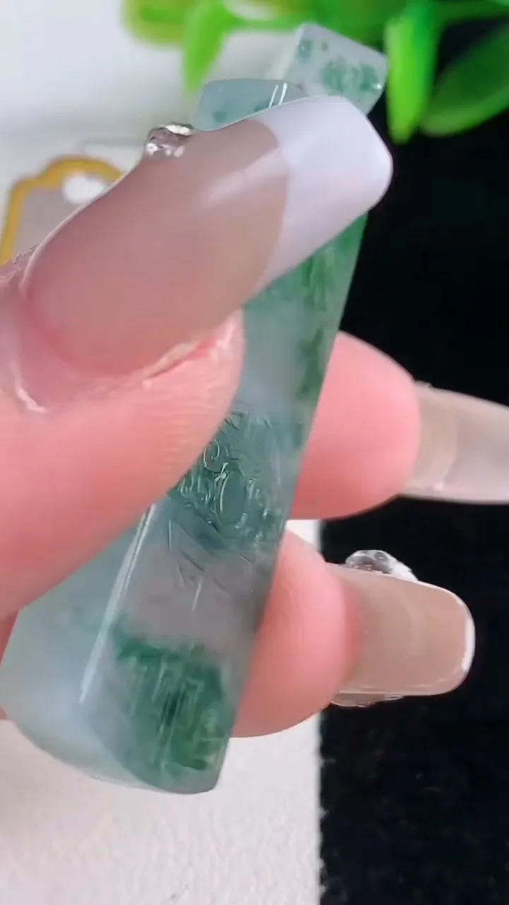 天然A货翡翠冰种飘花仿古无事牌吊坠，尺寸42.2-17.7-5.6，重量:13.73g
1月5日