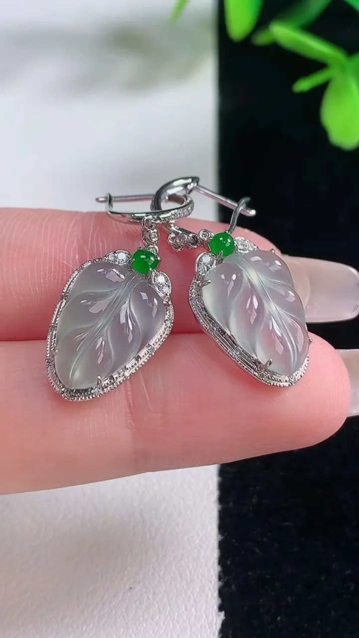 天然A货翡翠种白冰金枝玉叶 叶子耳坠，尺寸13.4-9.8-5.4，重量:4.38g
1月5日