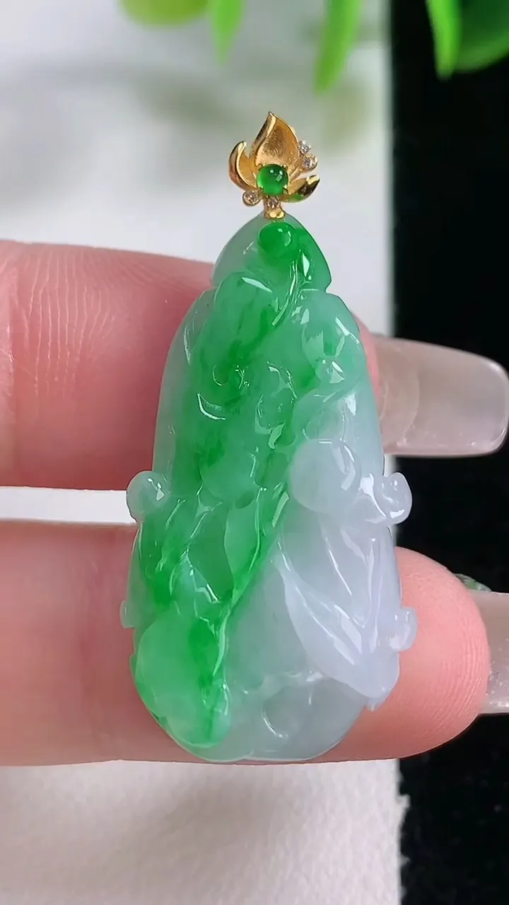 天然A货翡翠白菜吊坠，尺寸30.8-16.5-8，重量:6.84g
1月5日