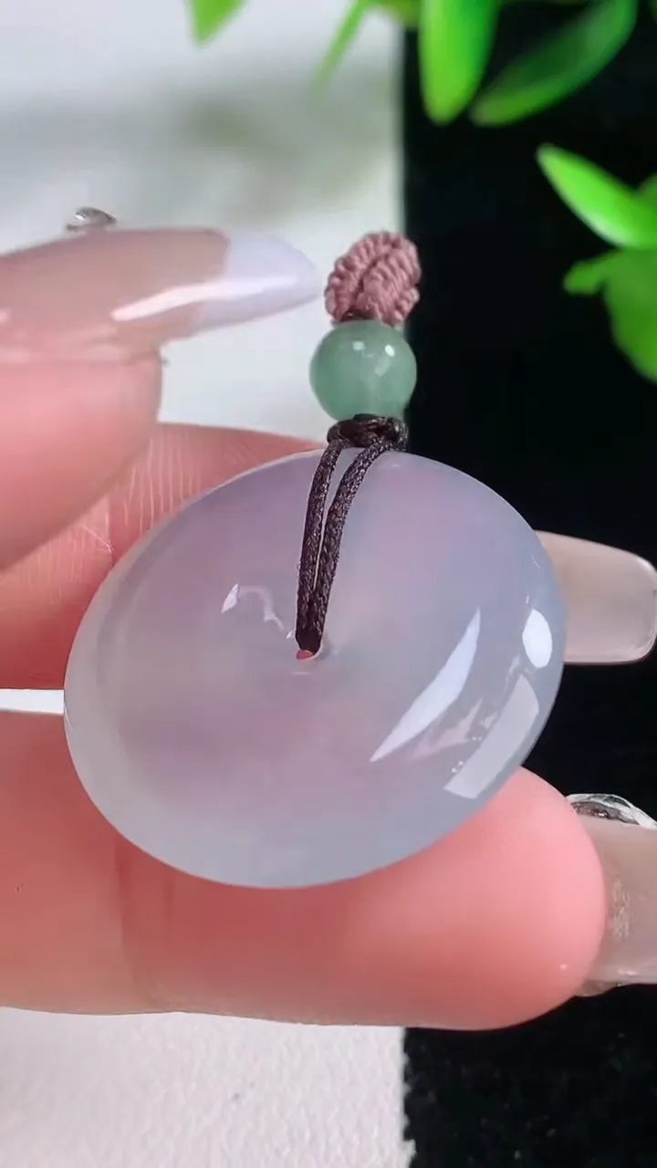 天然A货翡翠平安扣吊坠，尺寸26-5，重量:7.47g
1月5日