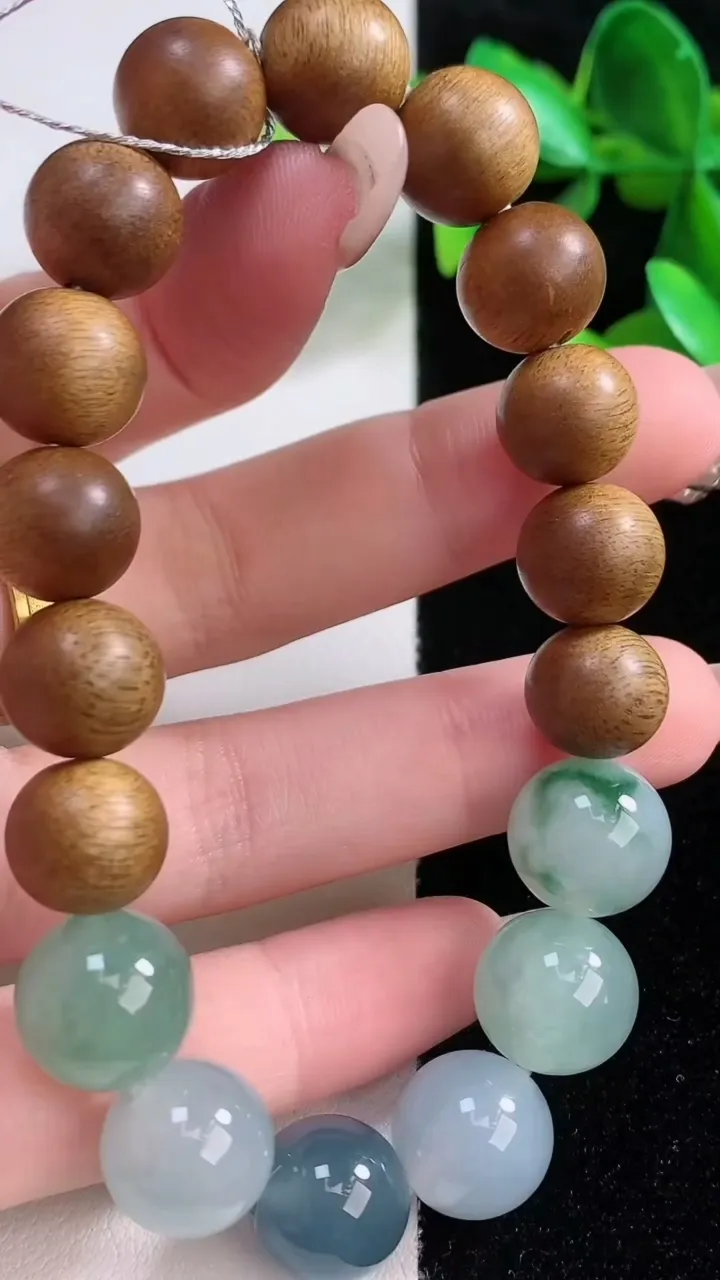 天然A货翡翠种飘花圆珠手串，尺寸12，重量:22.43g1月5日
工厂直销收藏佳品,种好水足，色泽均匀，有种有色，上手高大气！