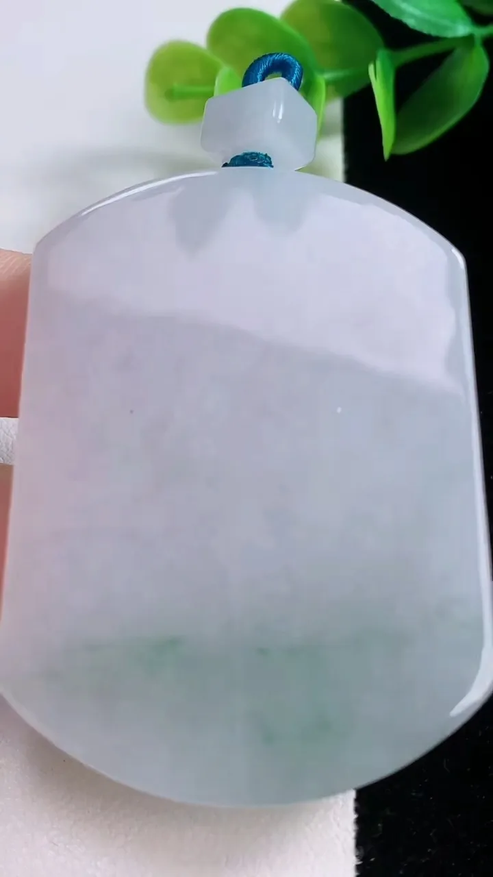 天然A货翡翠冰种飘花无事牌吊坠，尺寸55.7-42-6.3，重量:45.67g
1月5日