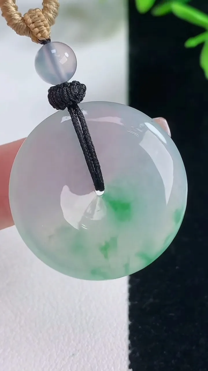 天然A货翡翠种飘花平安扣吊坠，尺寸27.6-5，重量:10.23g
1月5日