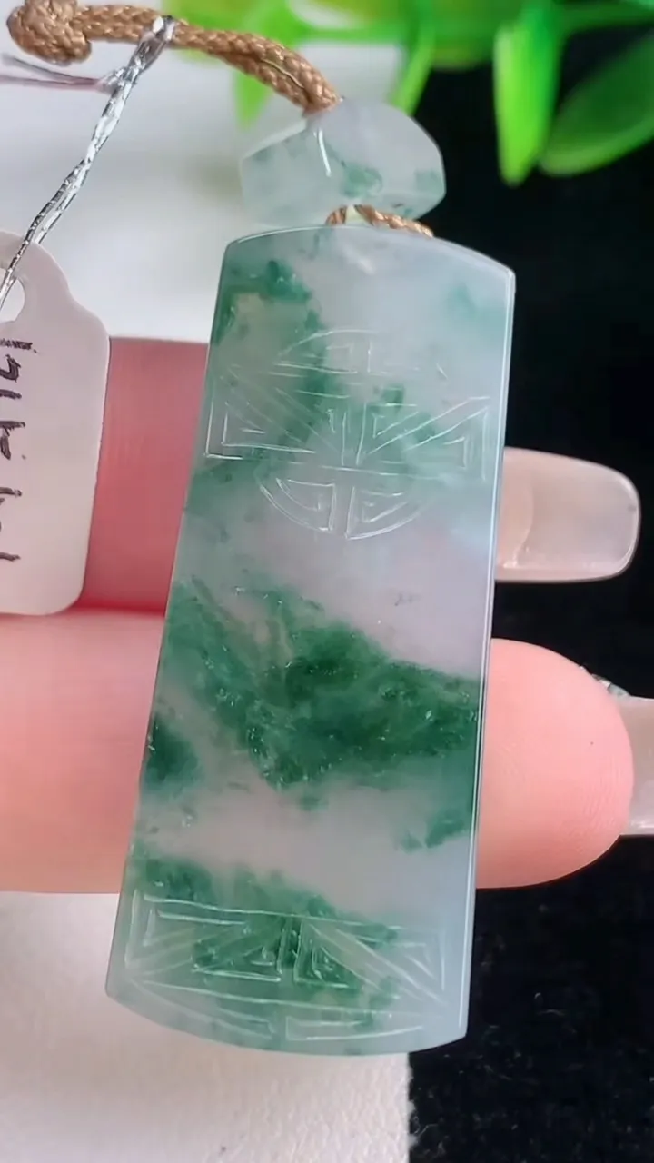 天然A货翡翠冰种飘花仿古无事牌吊坠，尺寸42.2-17.7-5.6，重量:13.73g
1月5日