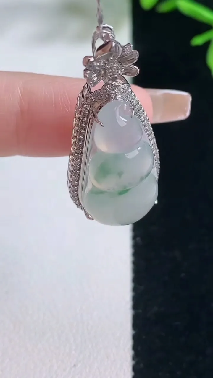 天然A货翡翠种飘花福豆吊坠，尺寸34.8-15-10，裸石23.3-12.3重量:4.70g
1月5日