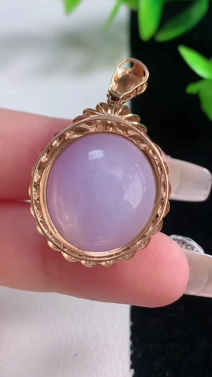 天然A货翡翠18K金紫罗兰蛋面吊坠，尺寸35-22.8-11.3，裸石20.2-18.9重量:9.39g
1月5日