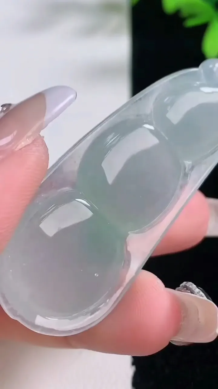 天然A货翡翠福豆吊坠，尺寸55.2-24-10，重量:21.04g
1月5日