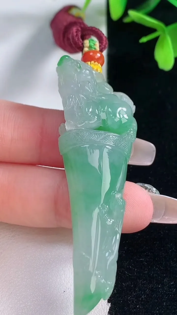 天然A货翡翠龙牙吊坠，尺寸60.5-19.7-10.6，重量:22.77g
1月5日