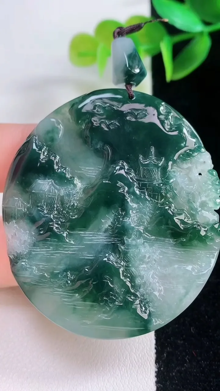 天然A货翡翠牌吊坠，尺寸52-44.6-5.6，重量:27.34g
1月5日